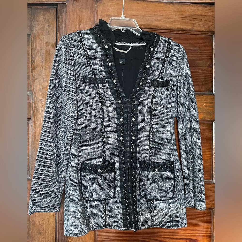 White House Black Market lady’s long blazer